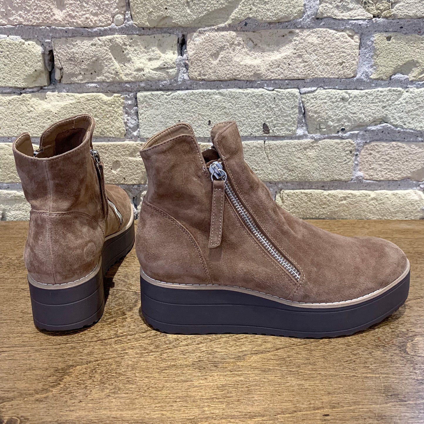 Silent D Nene Light Chocolate Suede