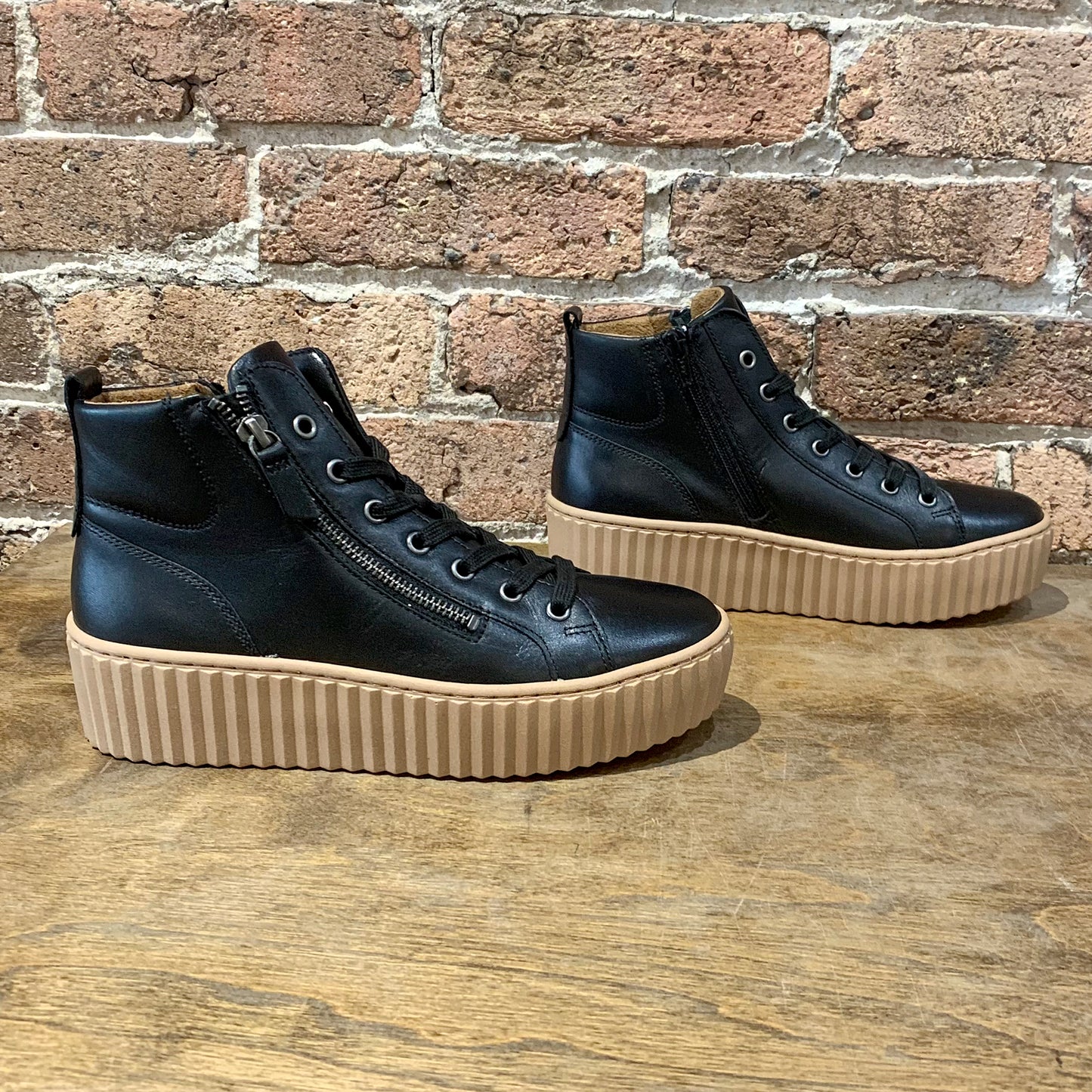 33.710.27 Black Leather
