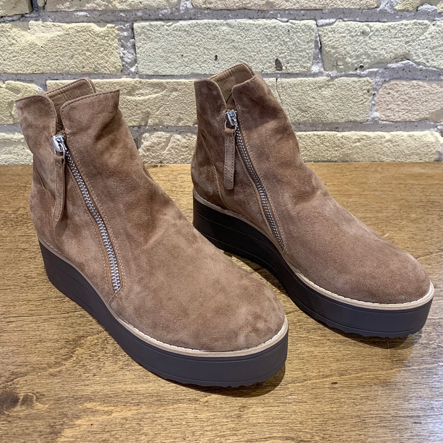 Silent D Nene Light Chocolate Suede