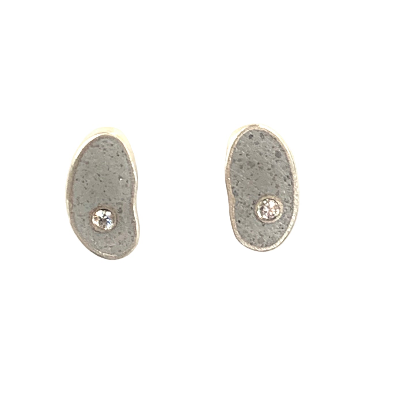 Effortless Pebble Stud With Diamonds