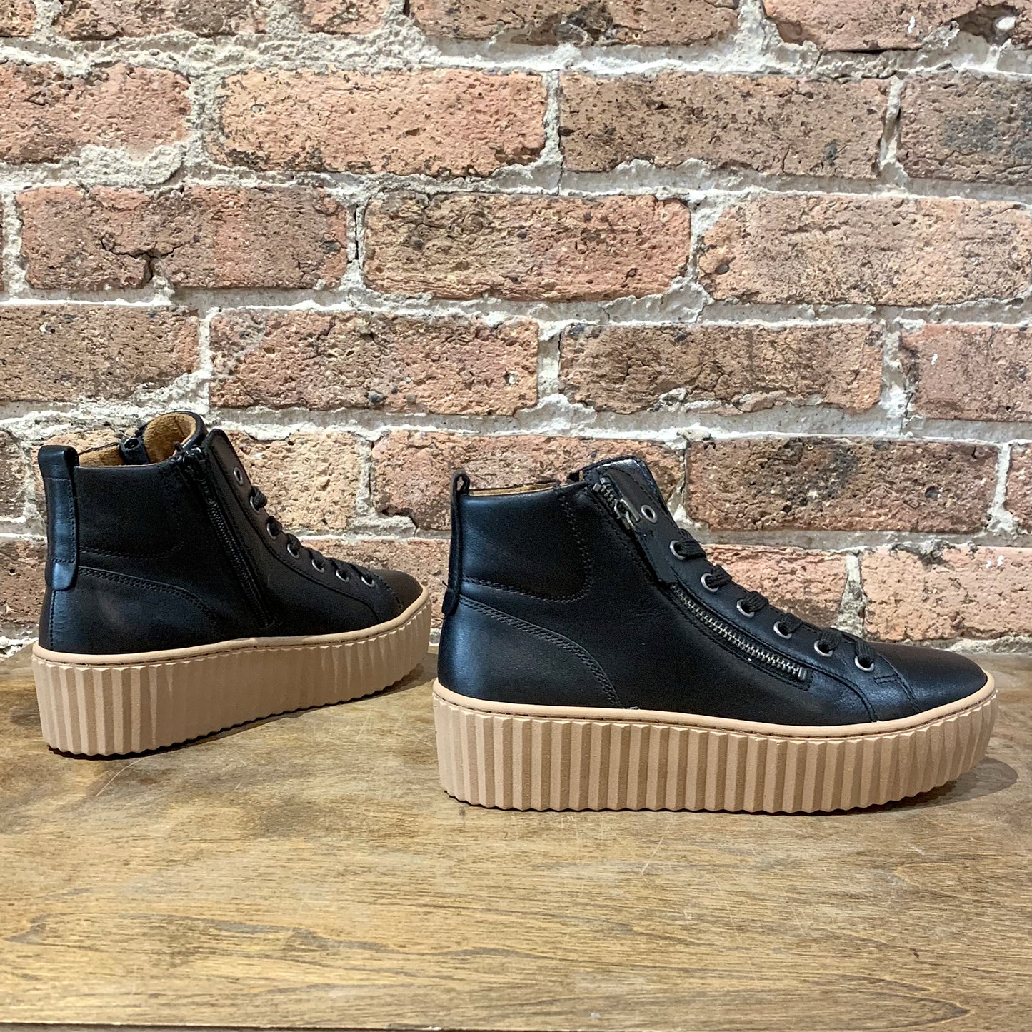 33.710.27 Black Leather