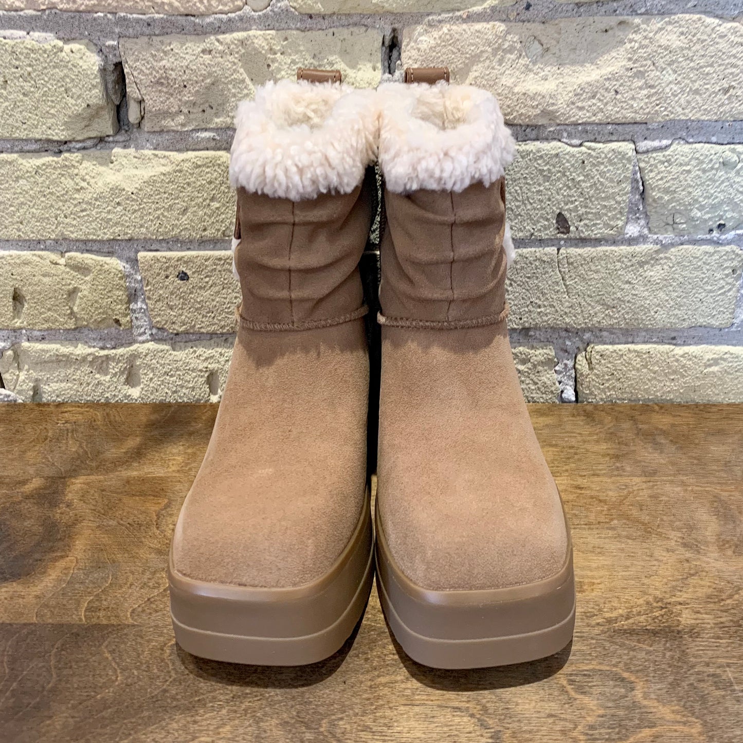 UGG Women's Moxy Chelsea Boot Shearling