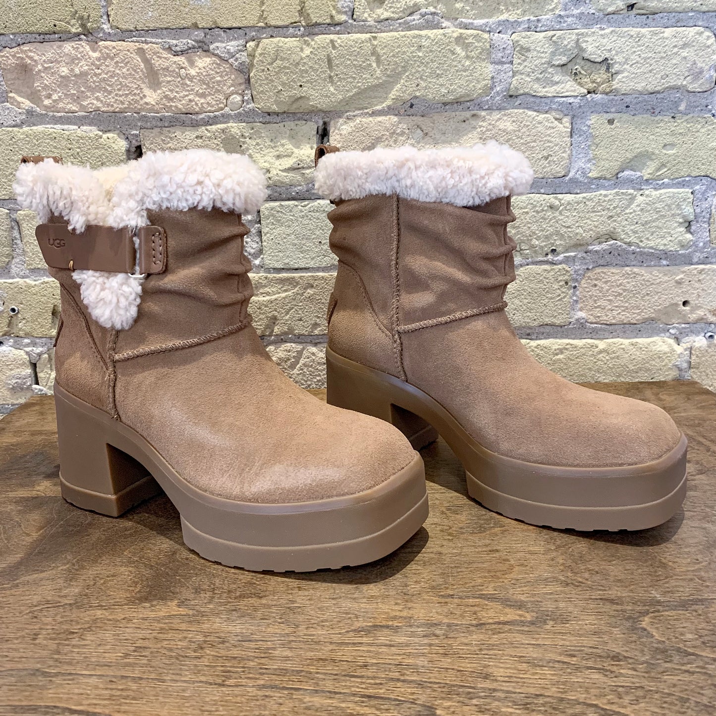 UGG Women's Moxy Chelsea Boot Shearling