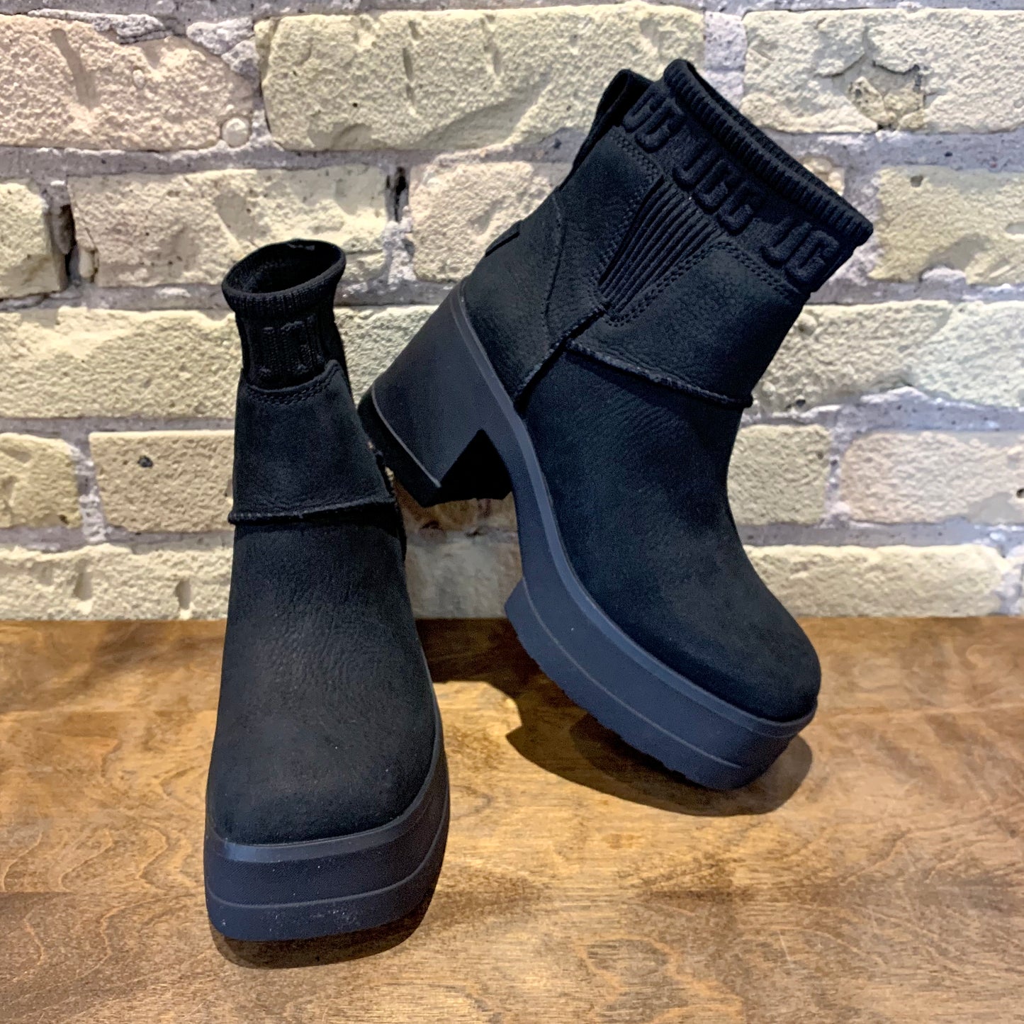 UGG Women's Moxy Chelsea Boot