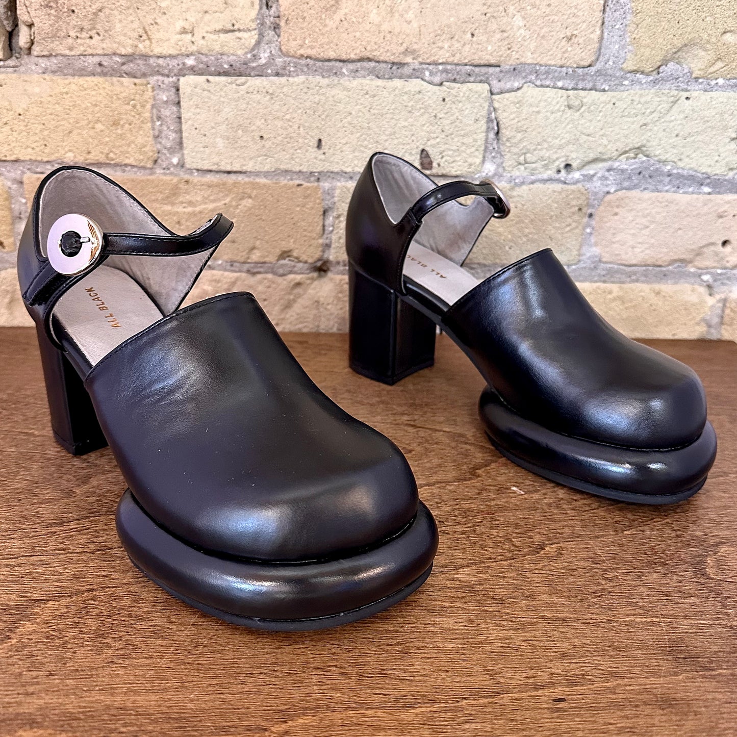 All Black Mod Circle Buckle Jane