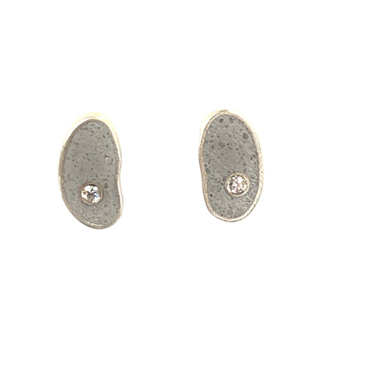 Effortless Pebble Stud With Diamonds