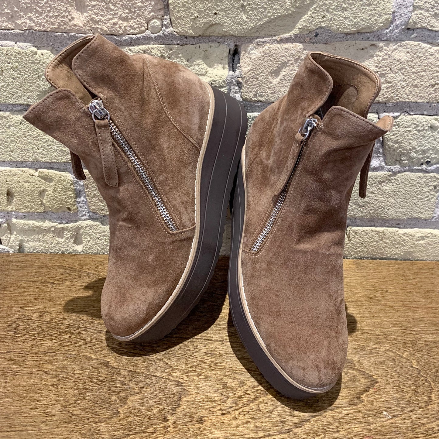 Silent D Nene Light Chocolate Suede