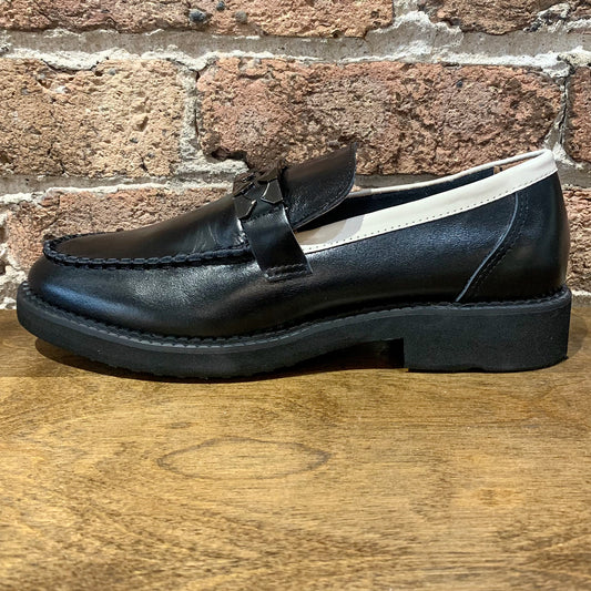 ALL BLACK Clip & Stitch Loafer