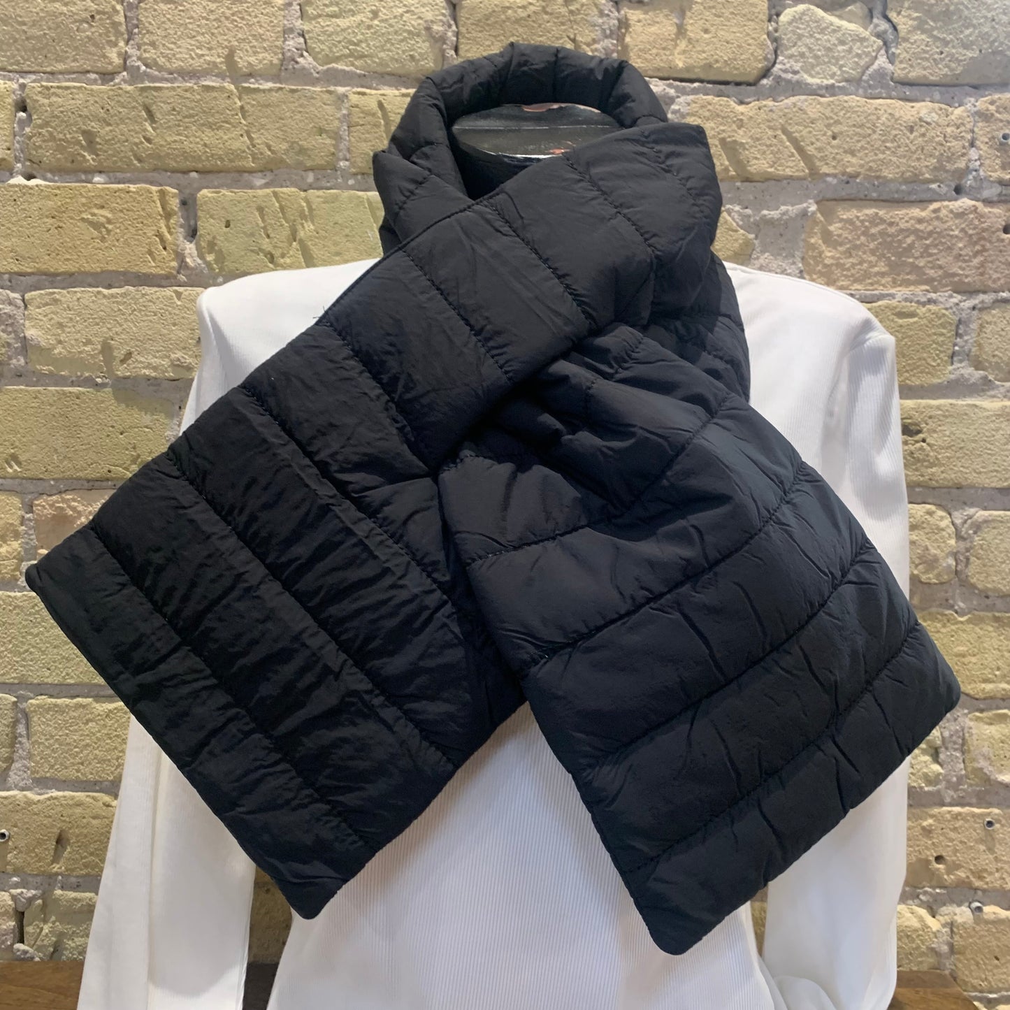 Puffer Keyhole Scarf Black