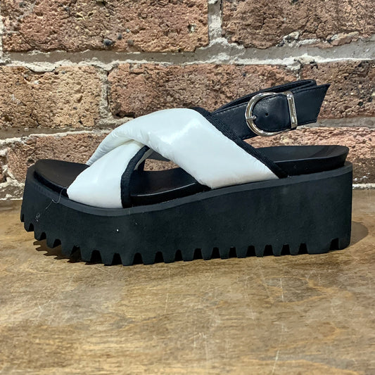 ALL BLACK Puffy Flatform Cross Sandal